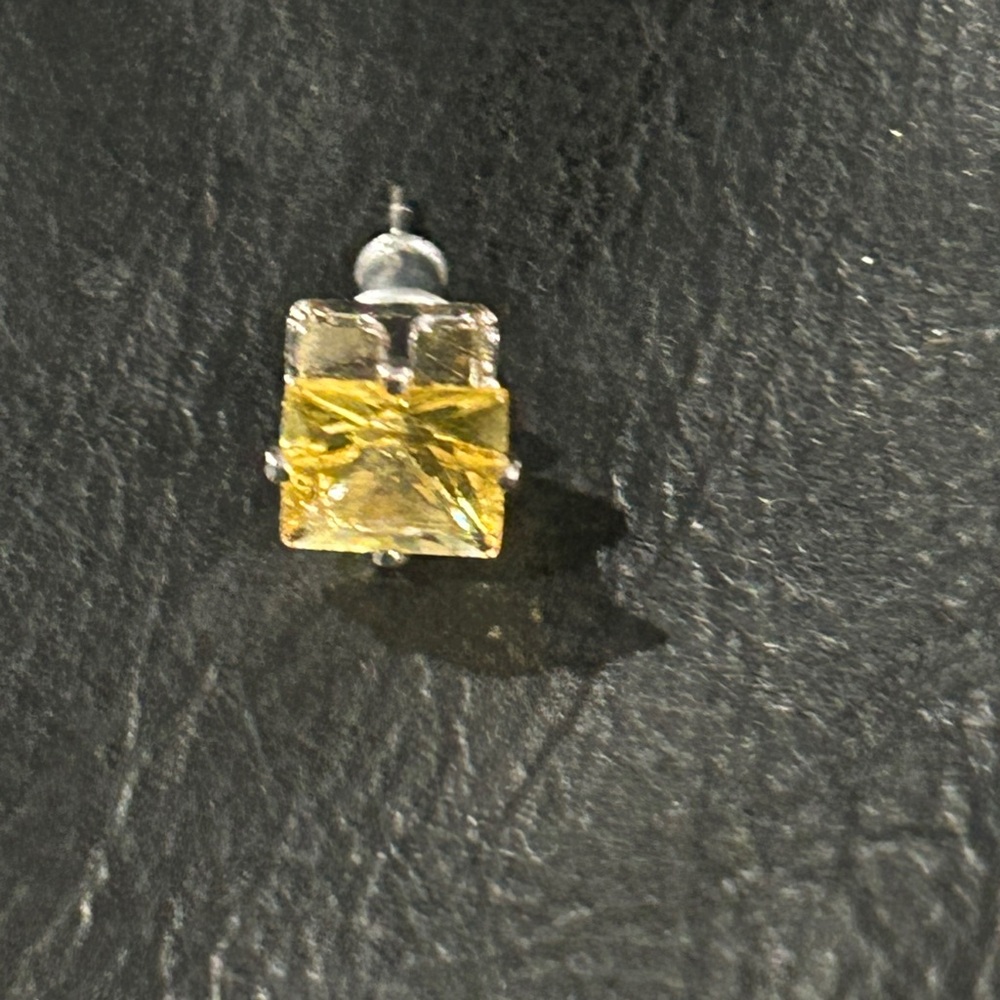 1 Yellow Square Stud Earring
